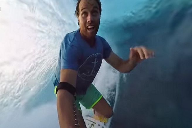 Anthony Walsh film a 360  la sua sessione al Teahupoo