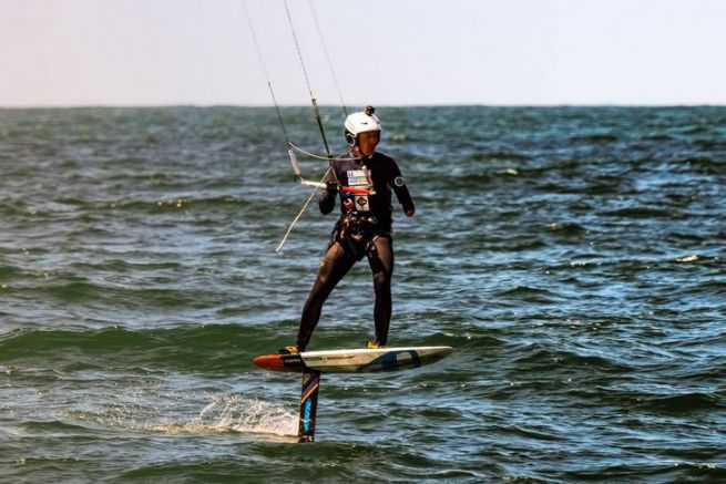 La sfida di kitesurfing fatta con una mano sola, un successo per Chris Ballois !