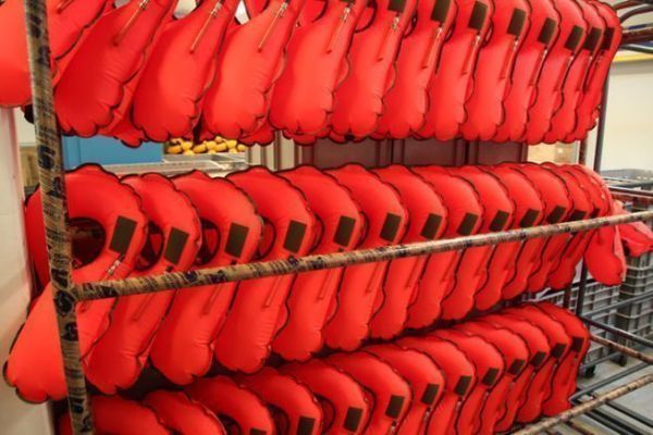 Come facciamo a realizzare i giubbotti di salvataggio? Secumar ci ha aperto le porte.