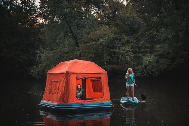 Dormire sull'acqua, il sogno diventa possibile con questa tenda galleggiante La tenda della scarpa