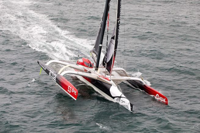 Il trimarano Actual, prendendo d'assalto il Round the World Record al contrario