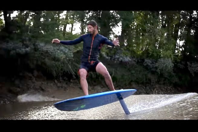 Ludovic Dulou in sessione di surf su un alesaggio di marea