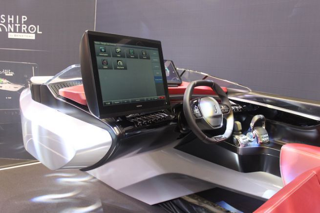 Sea Drive Concept, un cockpit che combina auto e sport acquatici The Sea Drive Concept di Bénéteau e Peugeot