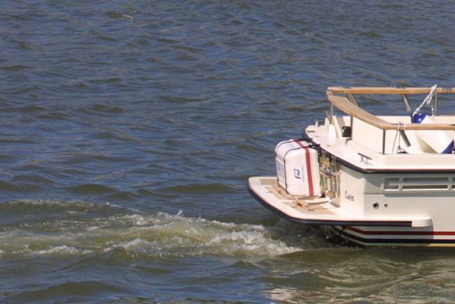 Utilizzare l'effetto del passo dell'elica per manovrare con successo la barca in porto