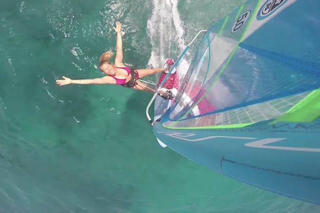 Sarah in sessione di windsurf