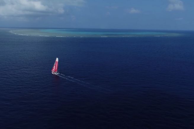 Il Dongfeng Race Team costeggia l'Atoll de la Surprise