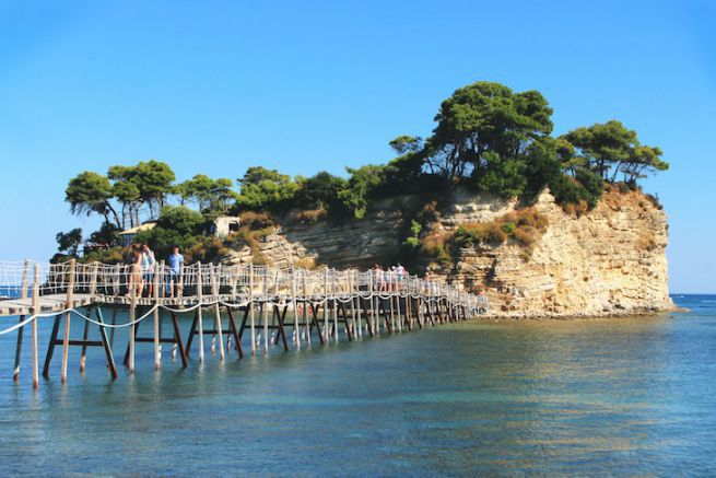 L'isola di Cameo  una delle pi belle, ma anche una delle pi piccole isole greche. Quest'isola privata  in realt un pezzo dell'isola di Zante che si  staccata in un terremoto. Vi si accede da un ponte di legno che collega l'isola al porto di Agios Sostis, sulla bellissima isola di Zante, a solo 1 ora da Atene.