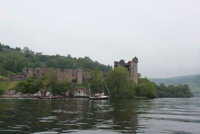 Navigare ai piedi dei castelli di Loch Ness durante SailCaledonia