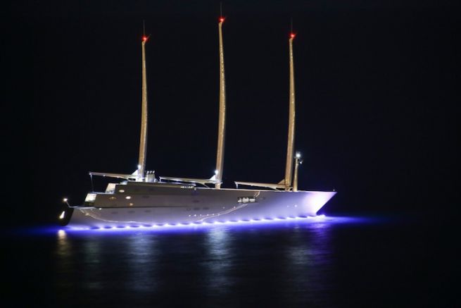 Yacht a vela A, le insolite figure del superyacht in vetro e metallo