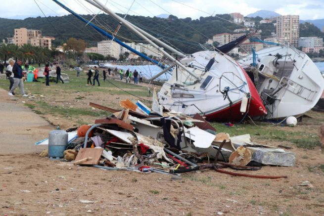 Relitti sul lungomare di Ajaccio dopo la tempesta Adrian