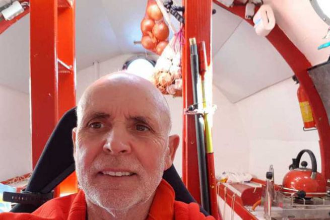 Jean-Jacques Savin, 72 anni, si  imbarcato in una regata transatlantica di 3 mesi, alla deriva in un barile