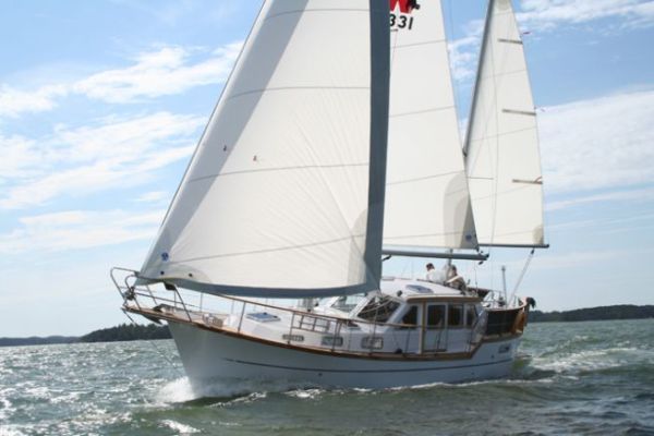 Il cinquantino o la barca a vela mista: la barca a vela pragmatica che assume il motore