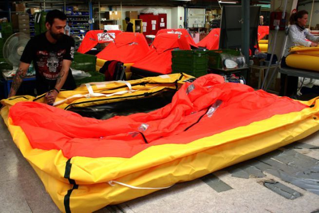 Preparazione delle zattere di salvataggio al Plastimo