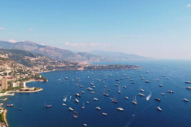 Barche alla fonda nella baia di Monaco