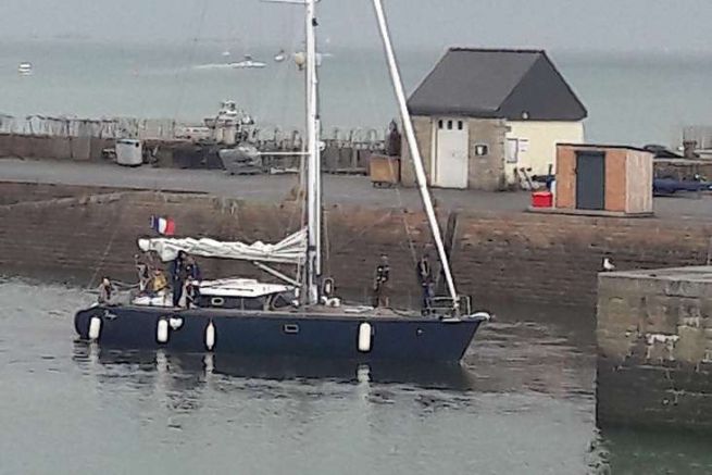 Questo Petrel 46  stato offerto alla scuola di vela Glnans