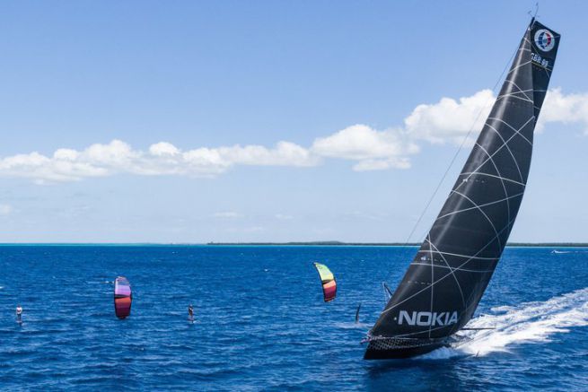 IMOCA Hugo Boss in gara contro due kitesurfisti