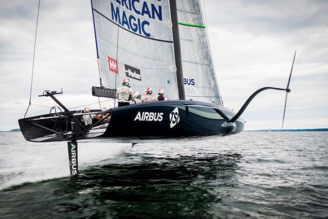 Defiant, l'AC75 della squadra americana in pieno volo