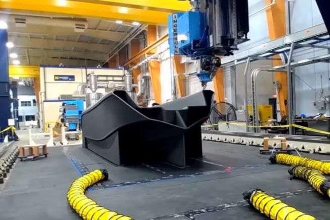 Barca da stampa 3D: 3Dirigo batte il record! Stampa 3D della barca 3Dirigo nella grande stampante 3D dell'Università del Maine