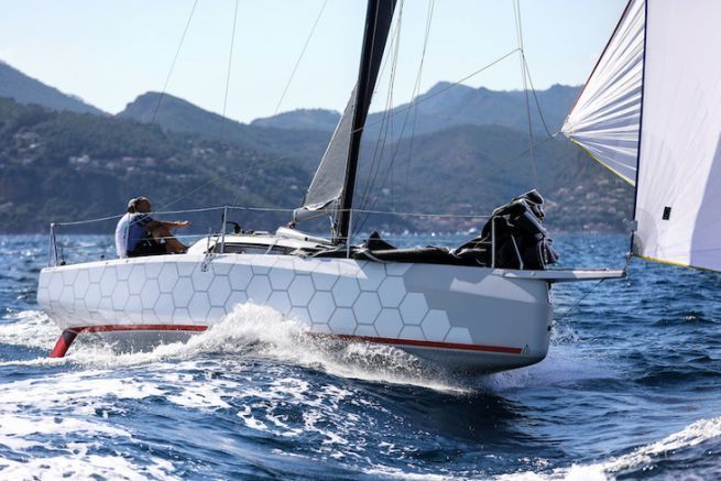 Dehler 30 OD in orario sotto spinnaker per i primi test