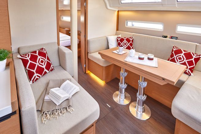 Il montaggio di Sun Odyssey 410, un'offerta altamente modulare