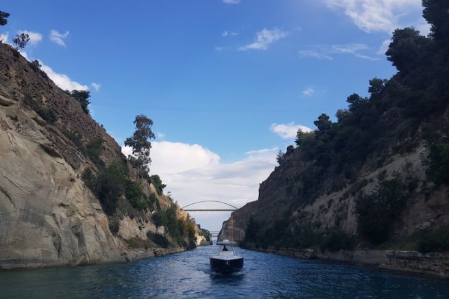 Il Canale di Corinto, un tratto di 6 km di mare racchiuso da rocce calcaree