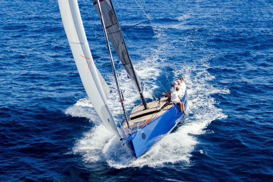 Codice 0.1: un neo-retro cruiser per regata e crociera Molto più volume di Code 0 e più veloce in light chop: cosa si può chiedere di più?