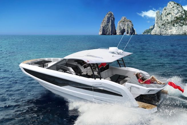 Galeon lancia una gamma di motoscafi fuoribordo Treccia 300 GTO