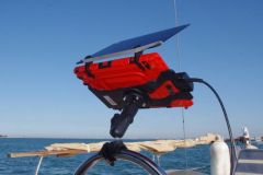 Un ripiano nella sua protezione con il parasole al timone di una barca a vela