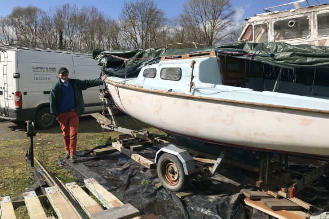 Un cantiere navale terapeutico per combattere l'handicap psichico La voile bleue sta rinnovando un Edel 2 con persone in difficoltà sociale o con handicap psichici