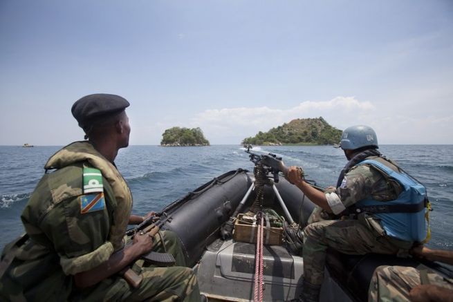 Un pacificatore della MONUSCO e un soldato dell'esercito nazionale congolese (FARDC) sono di pattuglia sul lago Tanganica