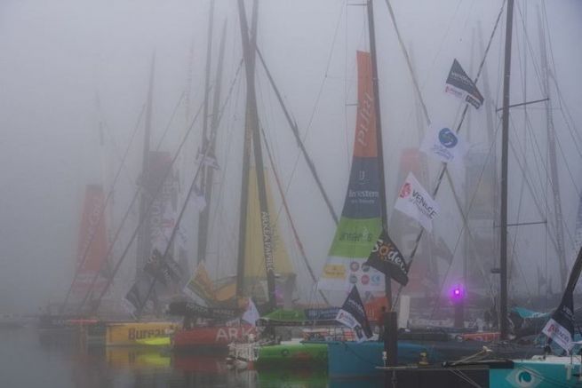 Le barche all'inizio del Globo della Vandea 2020 nella nebbia