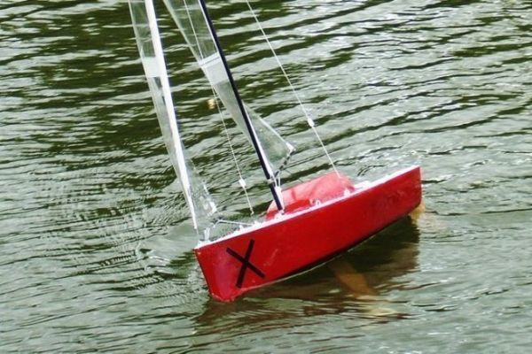 Piani gratuiti per modellini di barche: il MiniX, una barca a vela radiocomandata facile da costruire
