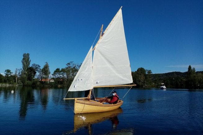 Cursus Voile et Patrimoine costruisce anche barche a vela secondo i piani degli architetti, come questo Morbic secondo i piani di Vivier