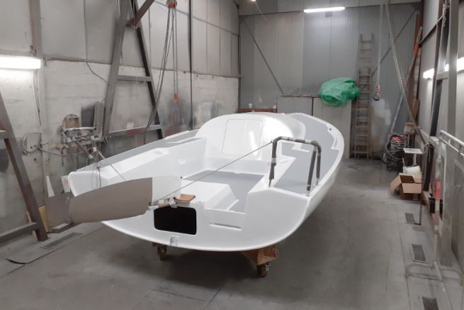 Scafo del Mini 6.50 in trasformazione per la futura barca trainata da ali di aquilone di Gildas Mah