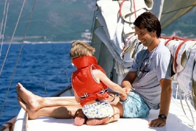 Thierry Lhermitte con la sua famiglia a bordo del suo Oceanis 430