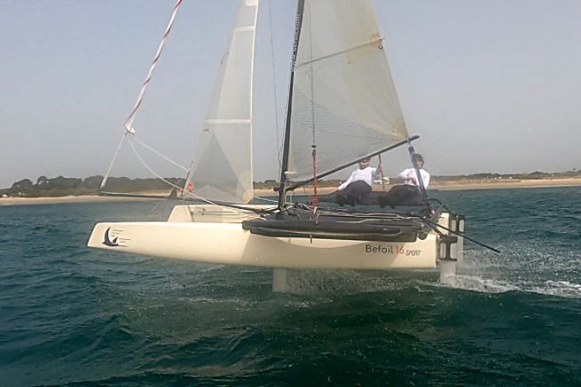 Impostazione del Befoil 16 Sport: un approccio semplificato al volo in barca Volo a bordo del Befoil 16 Sport