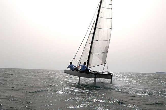 Volo durante il test del catamarano Befoil 16 Sport