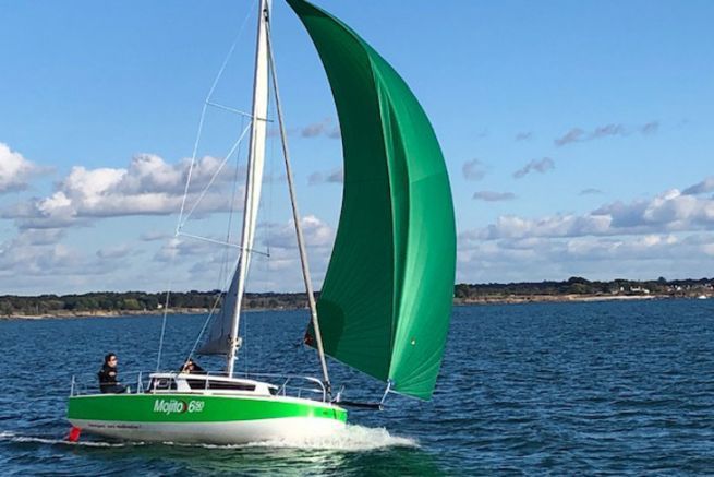 Navigare su un Mojito 6.50 : Navigare a secco sottovento su una piccola barca a vela