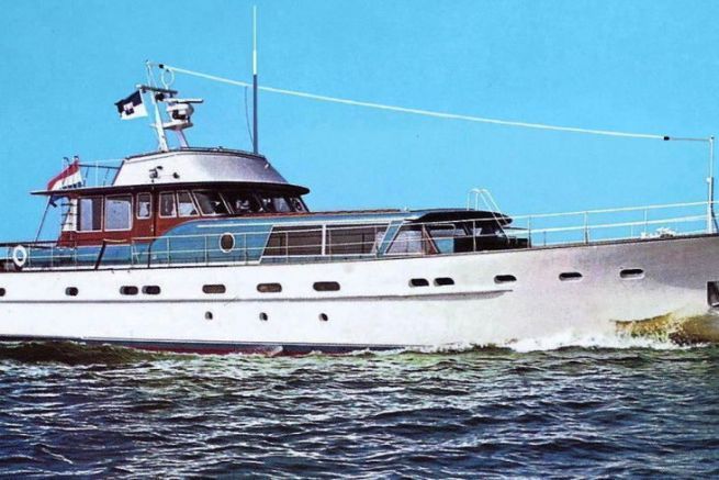 Yacht, barca da diporto con antenna VHF e con antenna MF HF