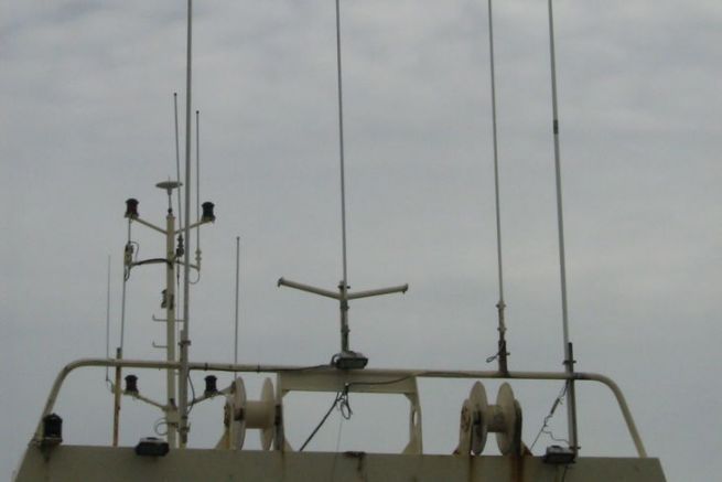 Antenne sul tetto di una barca
