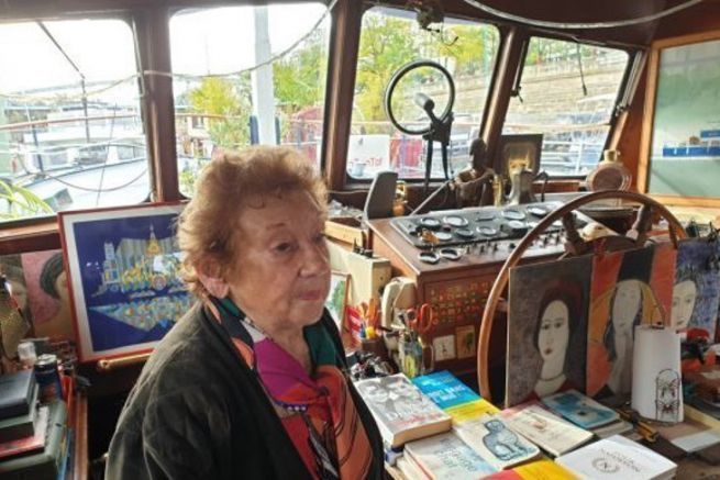Charlette Thvenot, a bordo della Phoque, nel porto dell'Arsenal, nel quartiere Bastille di Parigi
