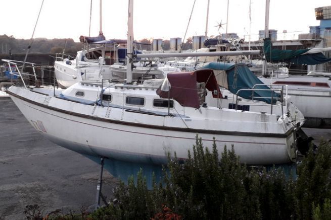 Arthur, una barca a vela abbandonata, ha trovato un nuovo proprietario