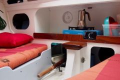 Anche se minimalista, la cabina della Figaro 5 rimane accogliente e utilizzabile