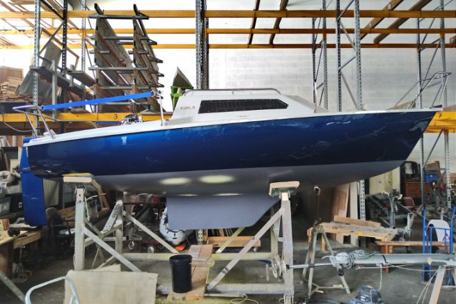 Ristrutturazione dell'Edel 5: un'incredibile verniciatura dello scafo