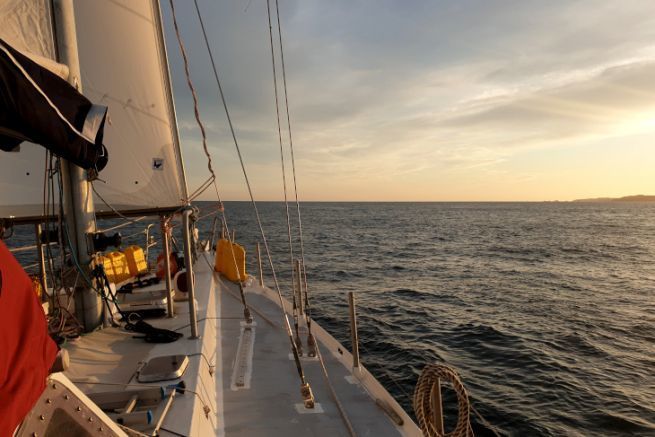 Sulla rotta per le isole Scilly, la nostra barca a vela viene dirottata dalle forze armate