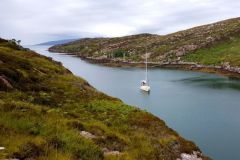 La spaccatura tra le due isole pi grandi di Crowlin offre alcuni ancoraggi protetti.