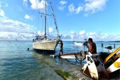 Preparazione di una barca a vela per un viaggio sul fondo di un atollo polinesiano