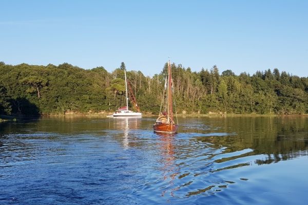 Navigazione su un fiume marittimo, relax e cambio di paesaggio garantito attraverso la terraferma