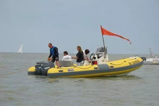 Cosa significa quella bandiera arancione sopra la barca?