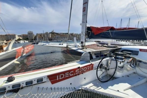 Un tour fotografico del trimarano di maggior successo nella storia delle regate oceaniche